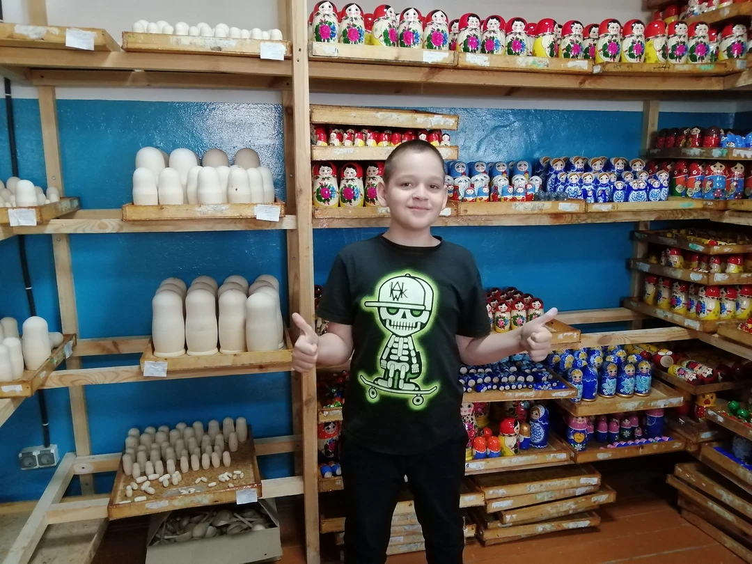 Замечательная экскурсия. Узнали о городе, производстве, поучаствовали в мастер классе. Были дети 8, 10 и 11