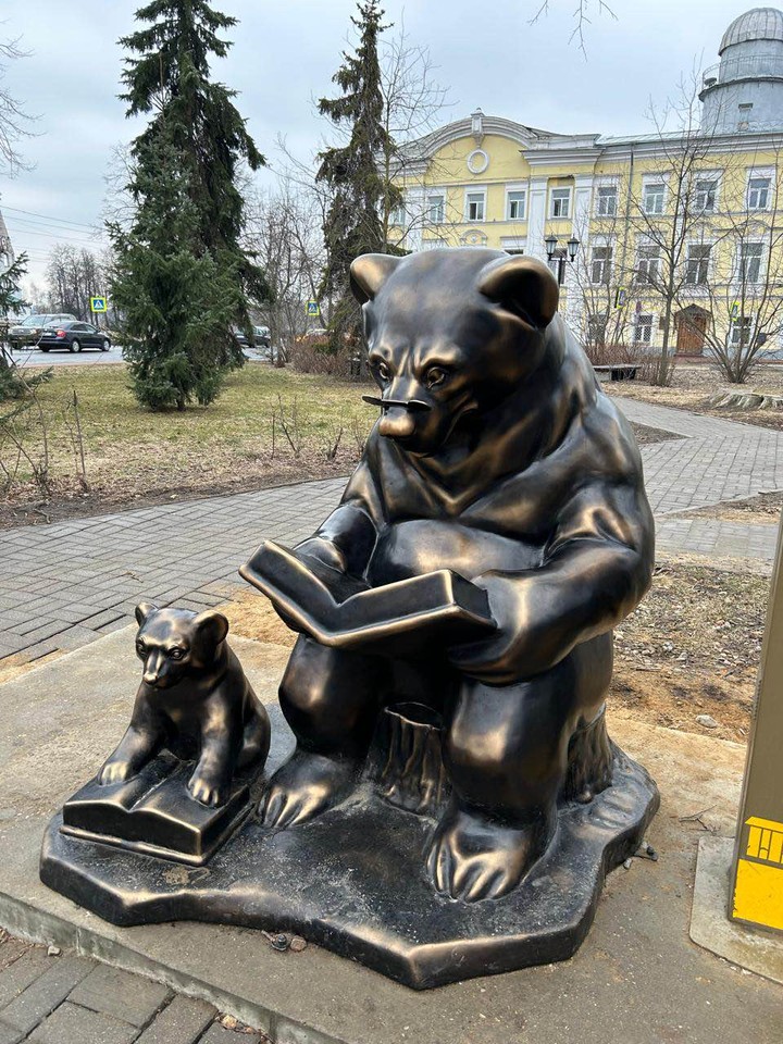 Артём заболел, экскурсию проводила Вера. Очень приятная, отлично владеющая материалом! Спокойно и интересно провели время в центре Ярославля. Спасибо