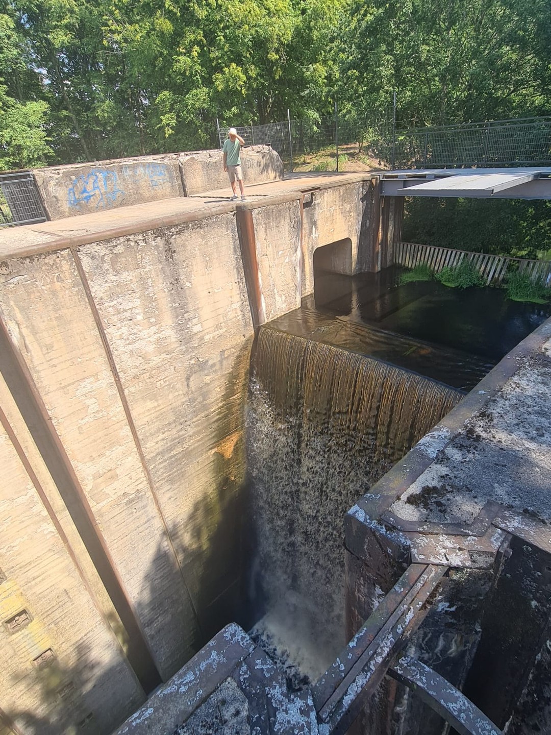 Виктор и отличный рассказчик, и опытный проводник - знает, как и куда добраться, как все успеть,