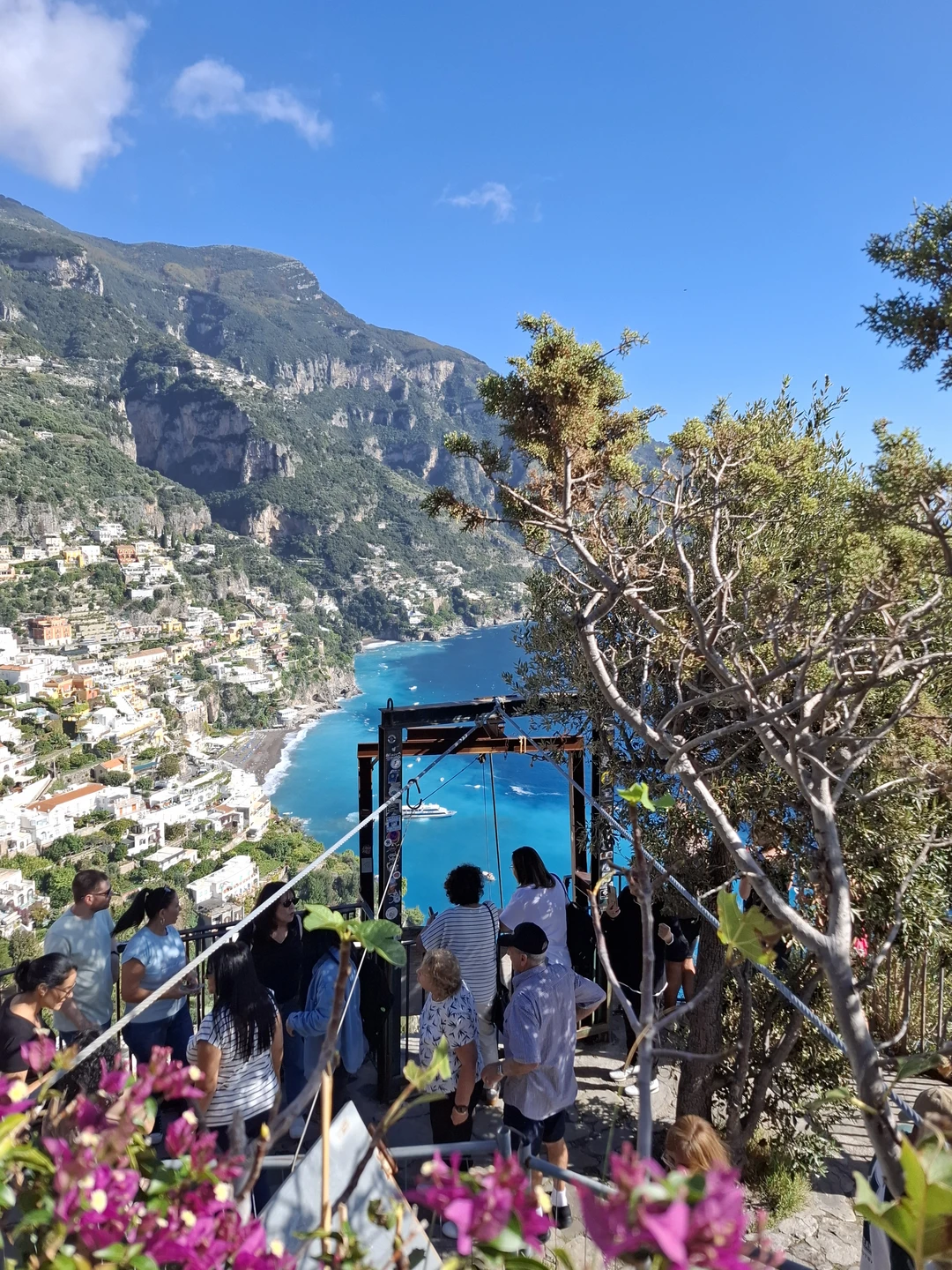 Сергей отличный организатор и прекрасный гид. Уверенно владеет материалом, знает местный колорит, открыл удобные точки обзора