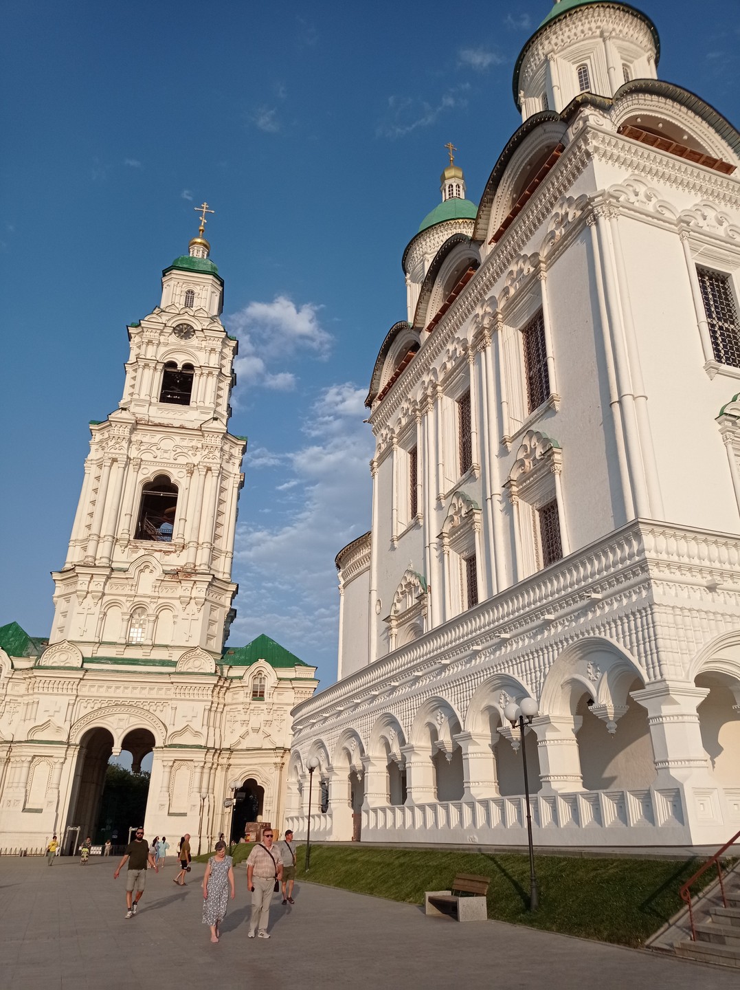 Интересная подача материала! Получилась очень приятная прогулка по территории Кремля. И скорее не рассказ экскурсовода, а