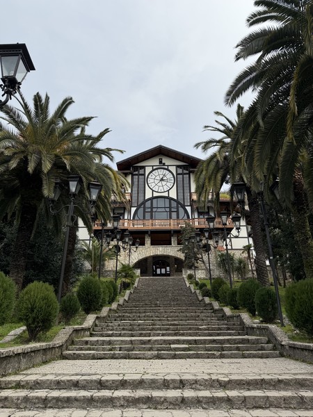 Хочу оставить отзыв о нашей индивидуальной экскурсии на озеро Рица. Мы с мужем брали экскурсию во время отпуска в Сочи, и остались в полном восторге