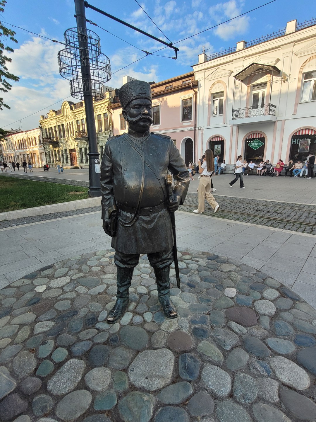 Экскурсия началась вовремя в назначенное месте встречи. Экскурсовод Зарина плавно вводила нас в историю возникновения города