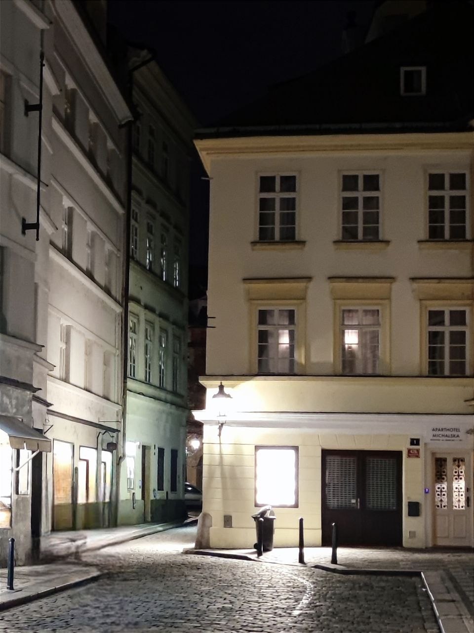 Я гуманитарий, давно живущий в Европе и давно преподающий в университете. Недавно у меня наметилась небольшая