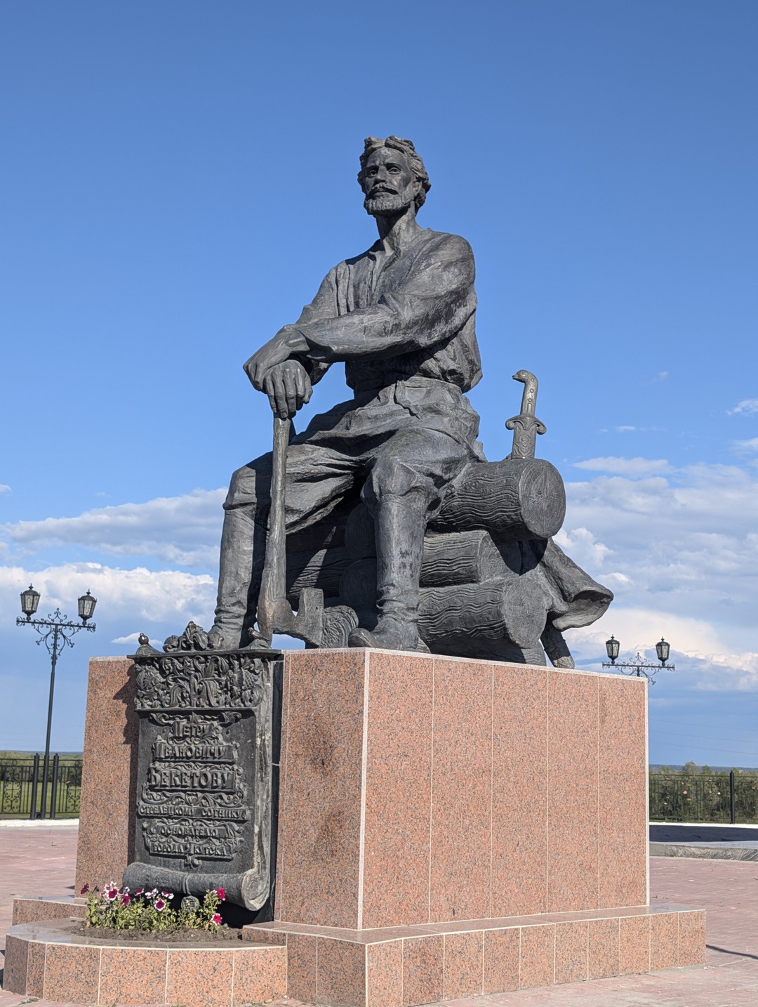 Очень интересная пешая экскурсия по Якутску. Профессиональный гид Алтан провел экскурсию по городу с посещением самых