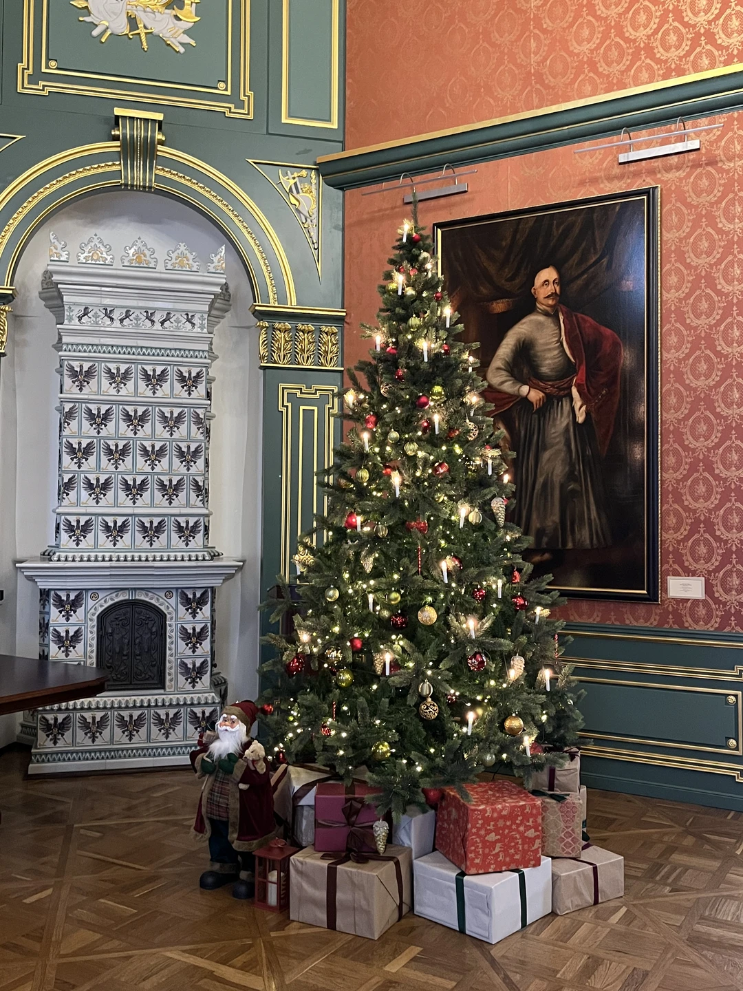 Прекрасно организованная экскурсия, гид очень замечательный, профессионал своего дела, скучать не дал. Узнали много нового и