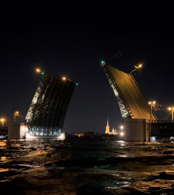 На теплоходе к разводным мостам Петербурга