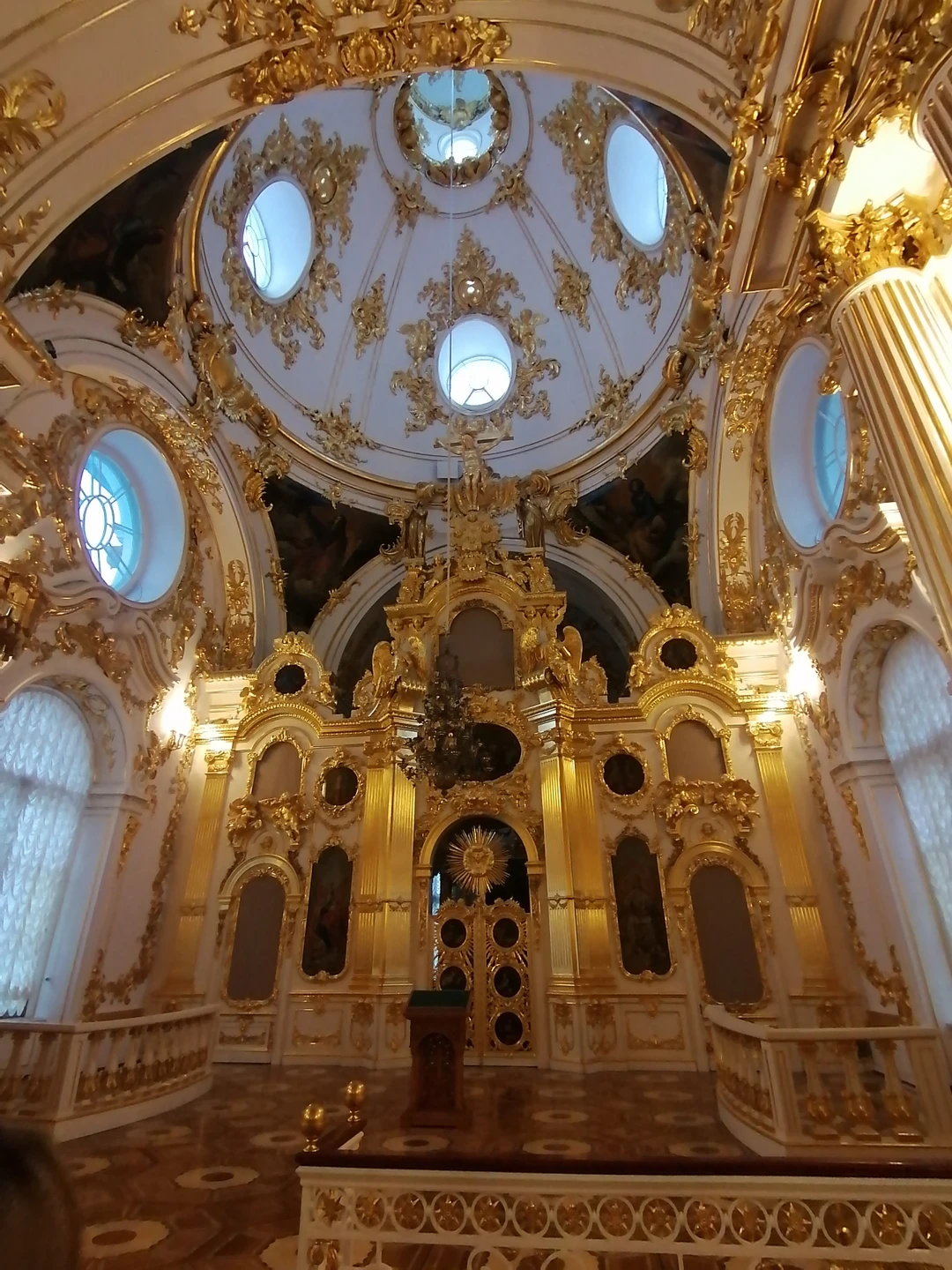 Экскурсию провела Марина. Очень увлекательно! Мы были в мини группе, поэтому очень комфортно, всё слышно и