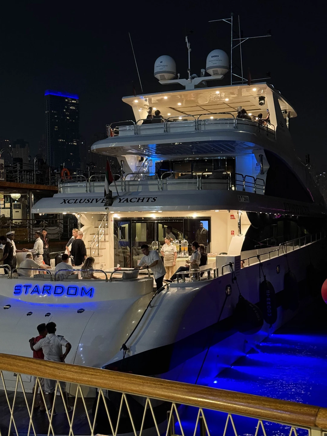 Шикарная яхта, вкусная еда и напитки, классная музыка! Нам понравилось все. Изначально должны были плыть в