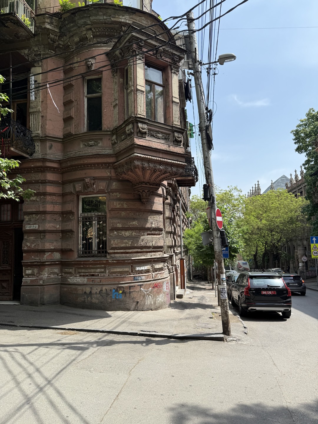 Эта экскурсия про саму суть Тбилиси, которая открывается через литературу, музыку и искусство. Маршрут пролегал в
