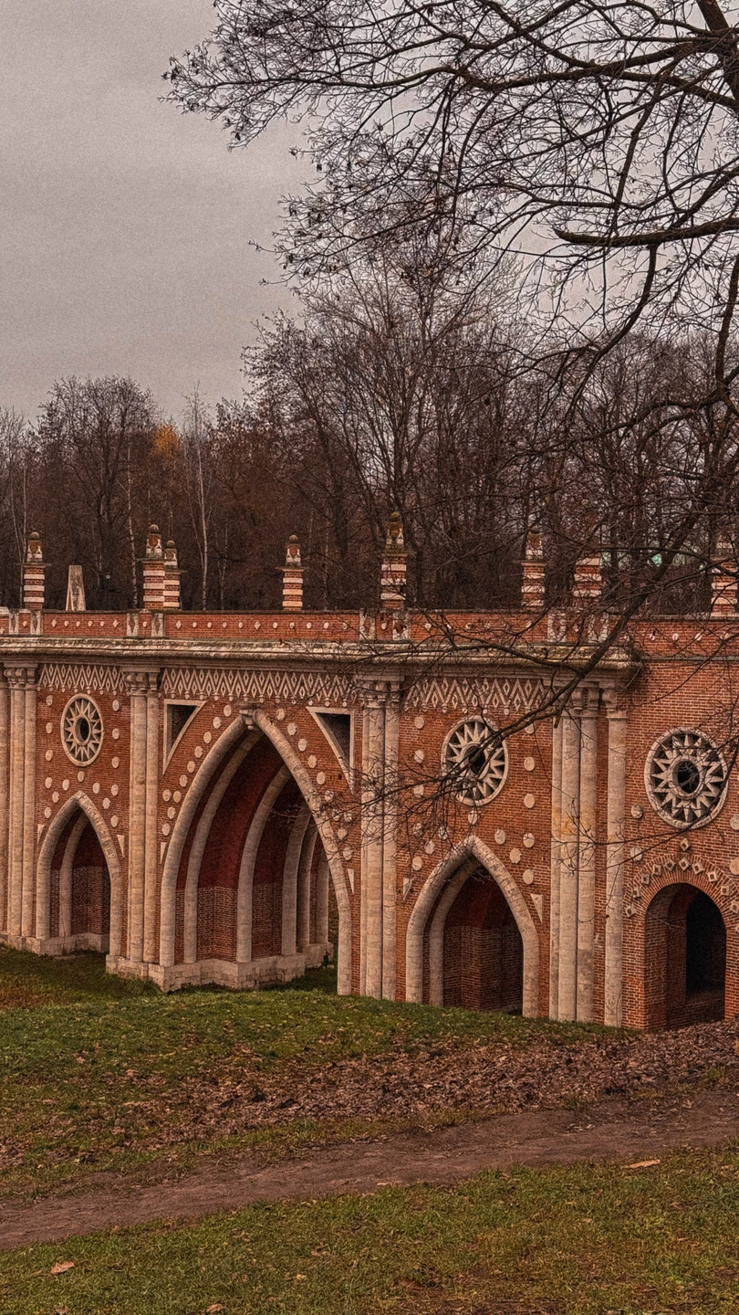 Экскурсия началась вовремя, нам выдали одноразовые наушники, очень удобно оказалось в процессе: была возможность немного отойти