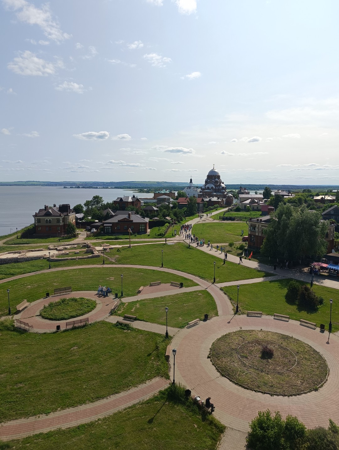 Была на экскурсии в Свияжске с ребёнком в начале июня. Это была вторая попытка посещения острова