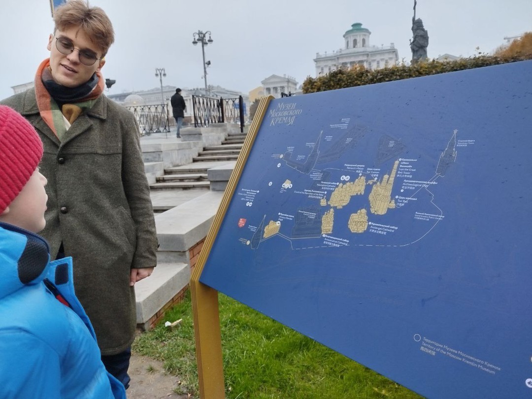 Были на экскурсии вместе с внуком 6,5 лет, мы оказались единственными слушателями, и гид Никита провел