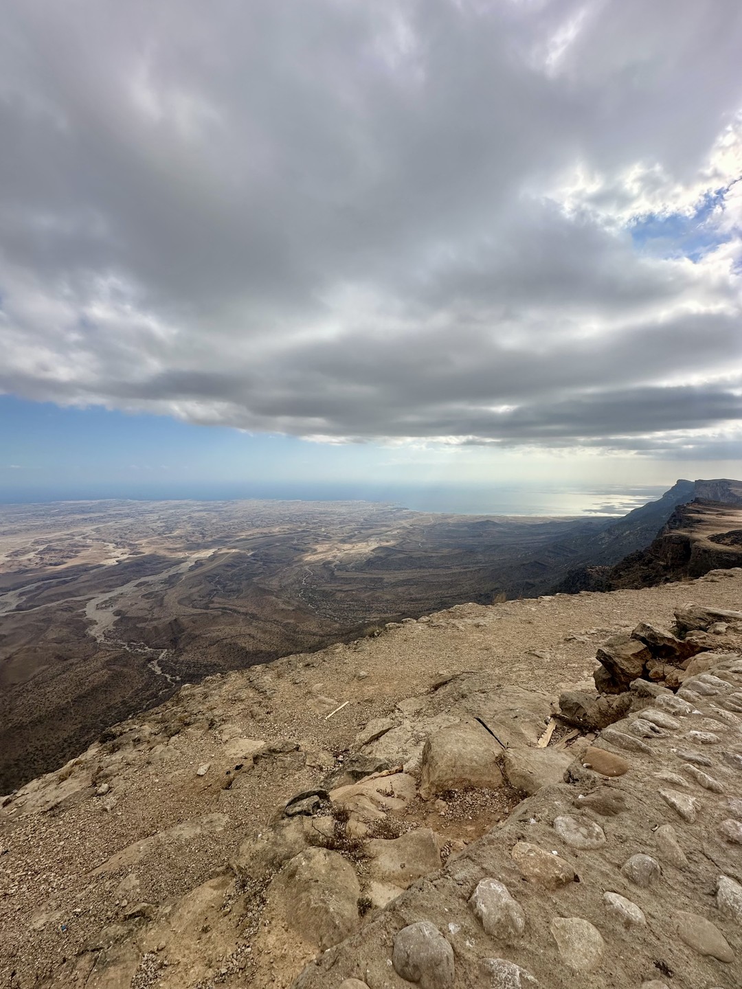 Нам проводила экскурсию по Восточной Салале Надежда - позитивная девушка, родом из Перми. Встретила у входа