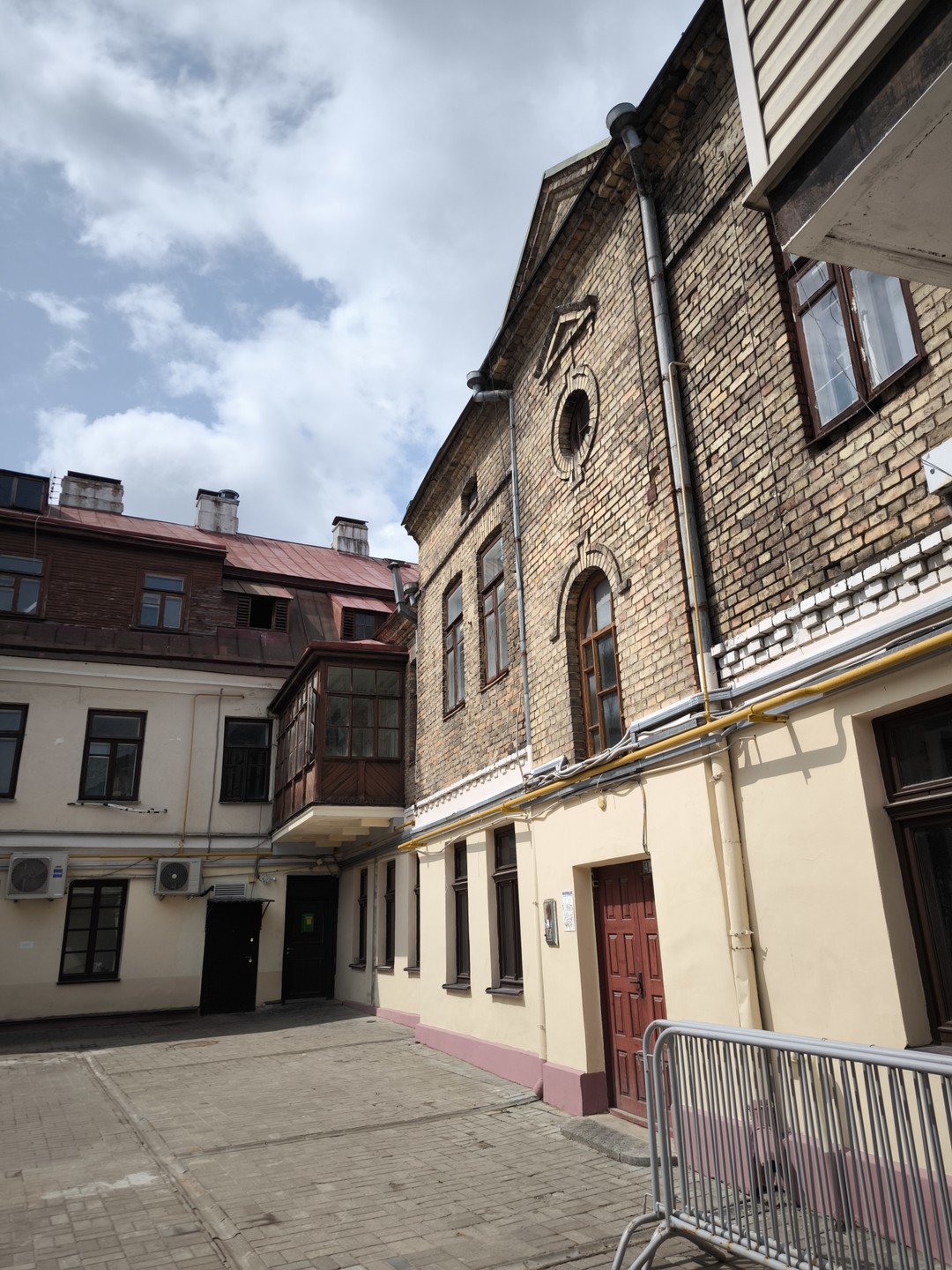 Тема Сары не раскрыта. Места интересные, а вот фактуры исторической по ним маловато. Больше на уровне