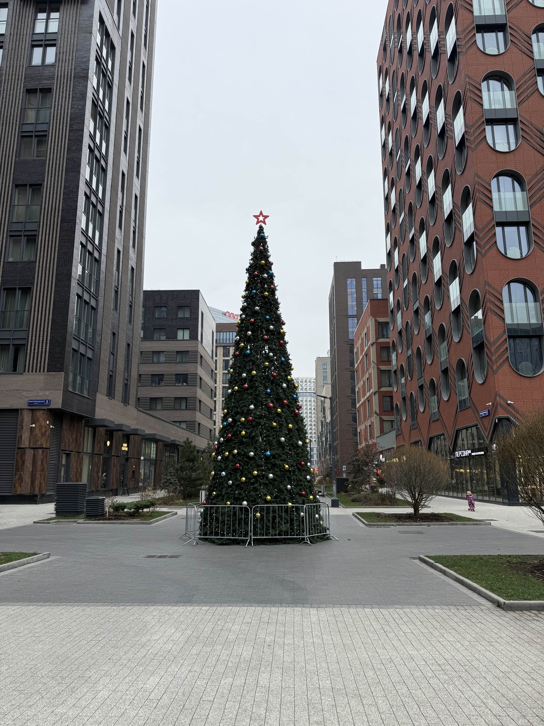Давно хотели побывать в ЗИЛАРТе и оказалось, что есть экскурсия. Соня замечательный рассказчик, много распечатанного материала