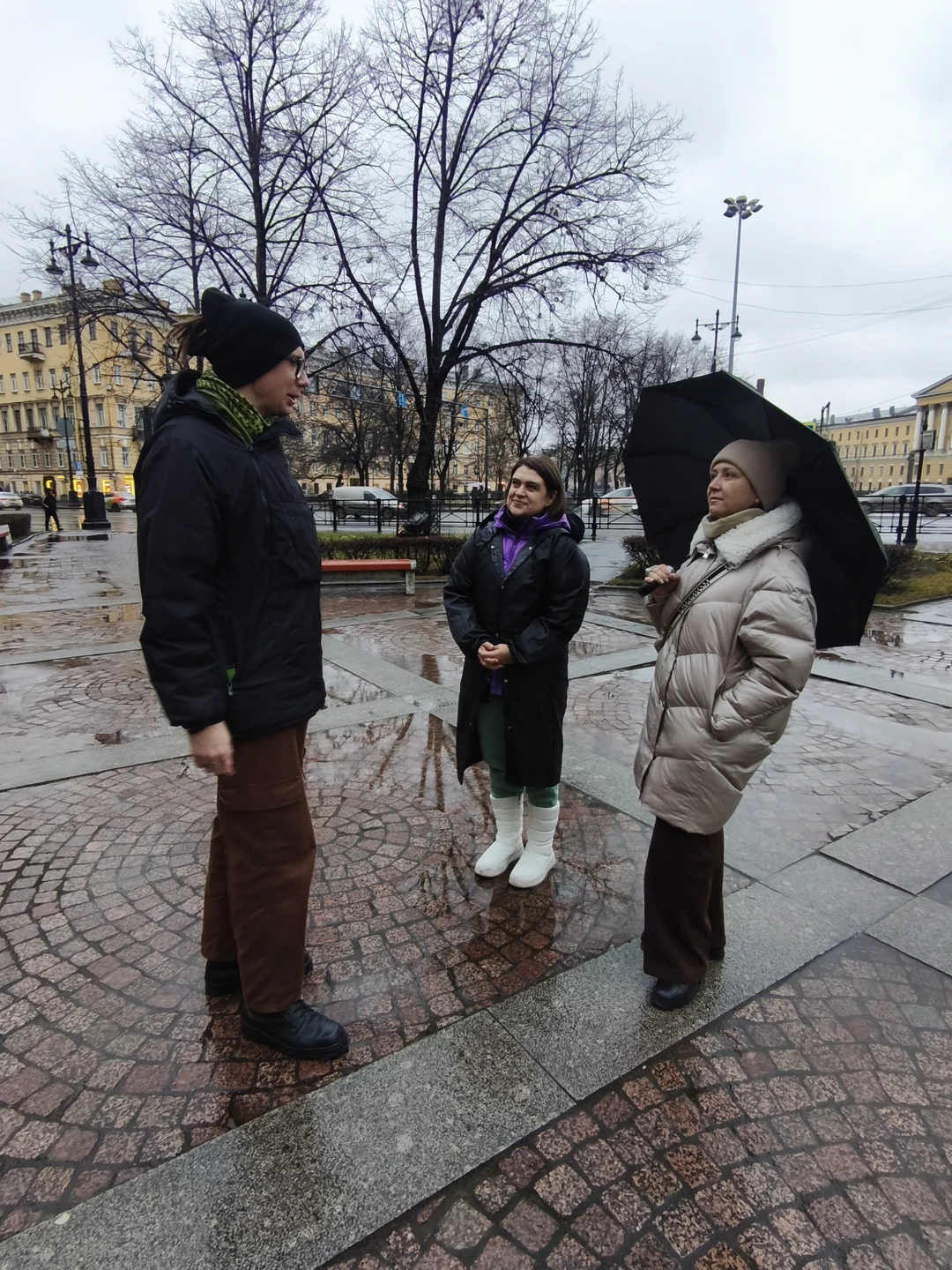 Дмитрий очень увлеченный рассказчик, начитанный, знающий и любящий свой город. Дружелюбная атмосфера, комфортный автомобиль, интересные нетривиальные