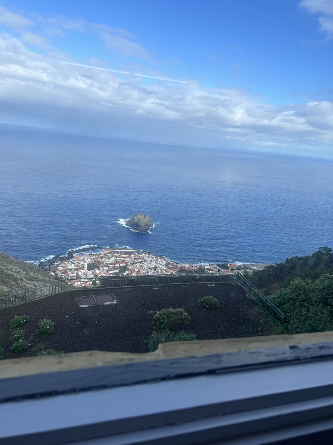 Экскурсия с Константином оставила положительное впечатление. Маршрут был хорошо продуман, рассказ — информативный и интересный. Экскурсия