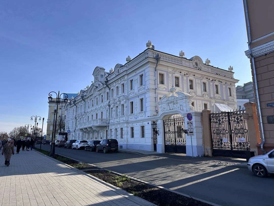 Нам понравилась экскурсия с Павлом. Спокойная прогулка по основным местам, начиная от Покровки далее по Кремлю