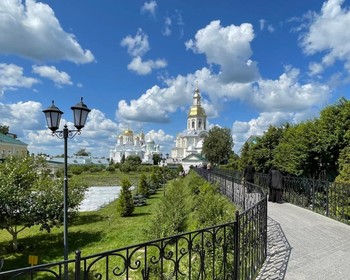 Знакомство с Дивеевским женским монастырём, Святая канавка, участие в службах по желанию