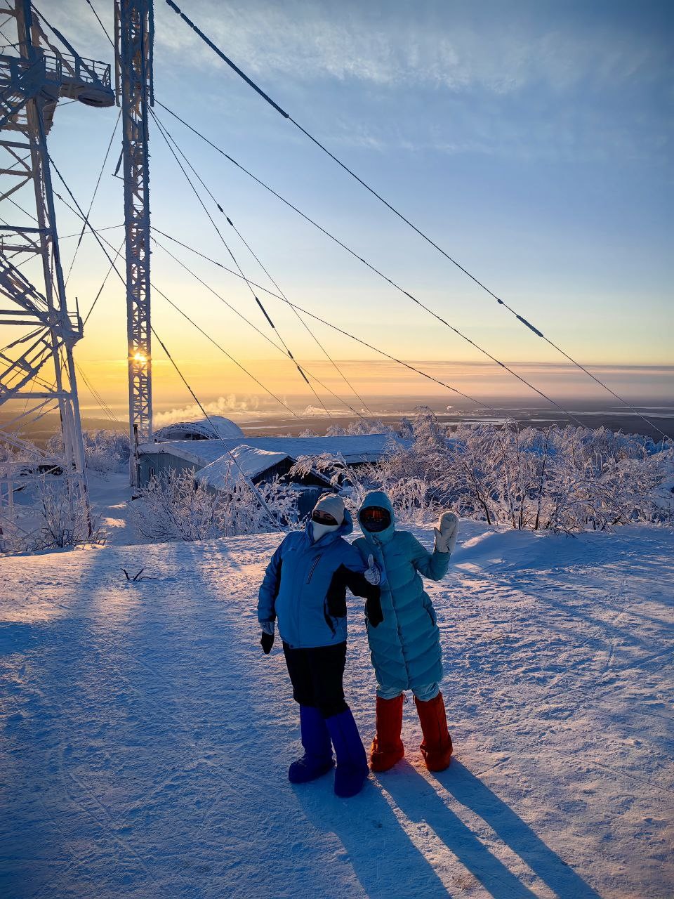 Мы в полном восторге! Встретили рассвет на горе Полюд, невероятные поездки на снегоходах до всех мест