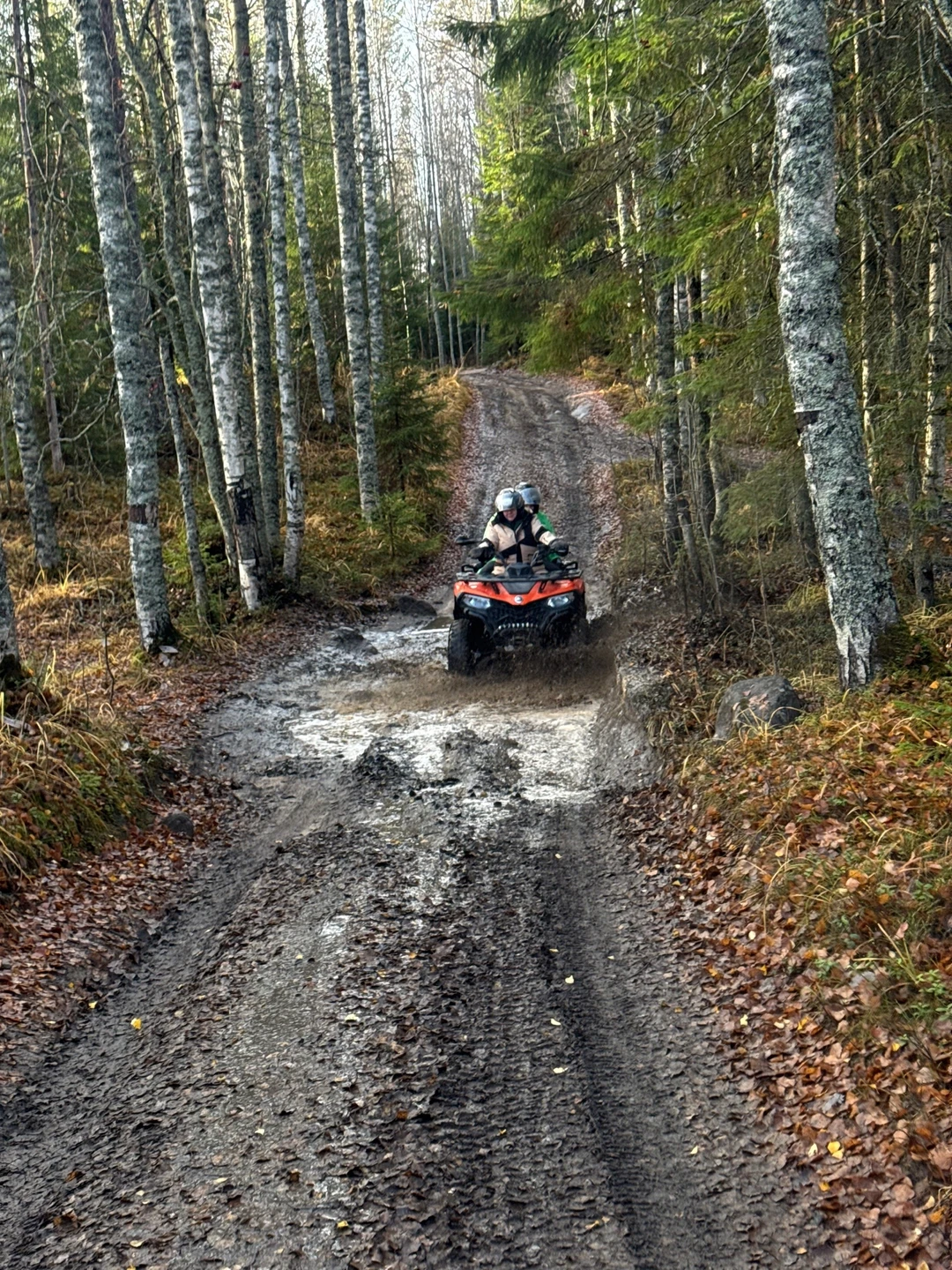 29 октября 25г. ездили со Святославом на квадроциклах. Была с ребенком 11 лет. Перед поездкой выдали