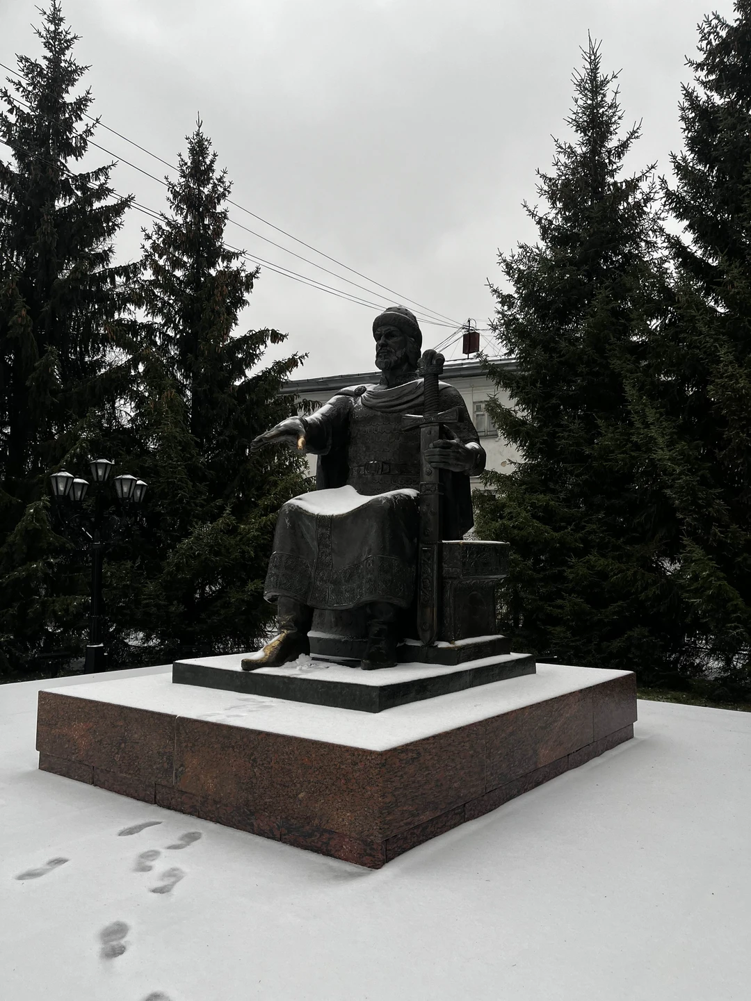 Были с мужем на экскурсии в конце ноября, экскурсию проводил Алексей. Несмотря на плохую погоду, экскурсия