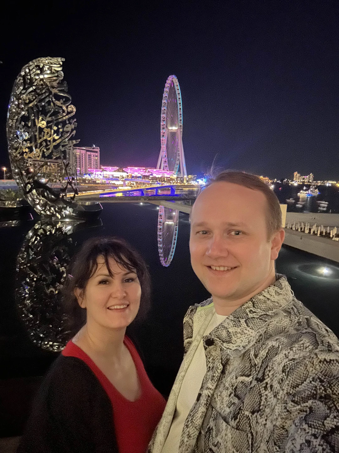 Легкая экскурсия с покатушками и двумя шикарными барами. Бары дорогие, так что рассчитывайте. Но виды там…