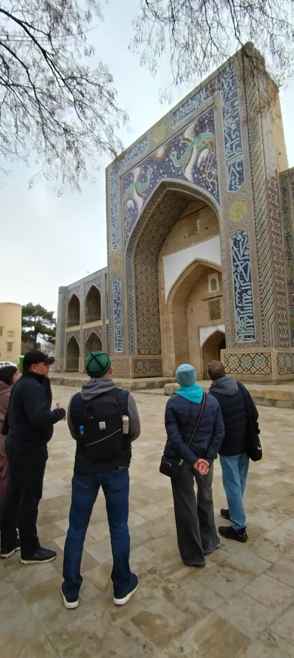 Экскурсию проводил Шохназар. Гид прекрасно владеет русским языком. Отлично рассказал о истории Бухары, показал достопримечательности очень