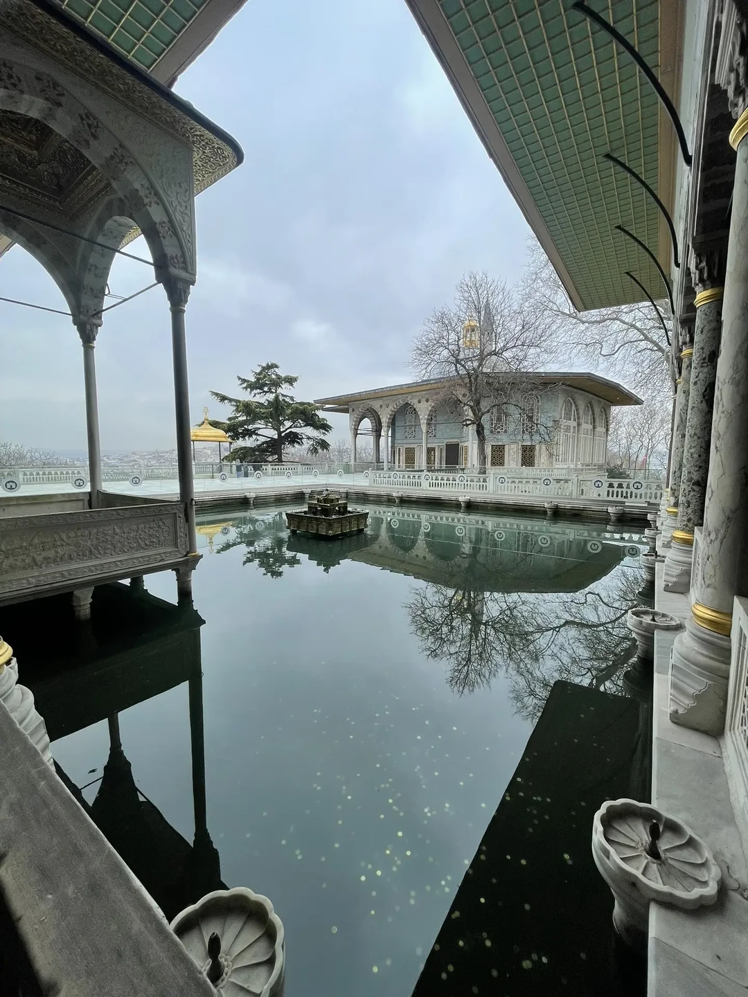 На второй день после экскурсии "Увидеть главное в Стамбуле" мы отправились во дворец Топкапы. И Рушен