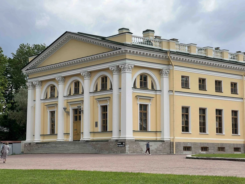 В Екатерининский и Александровский дворцы - из Петербурга