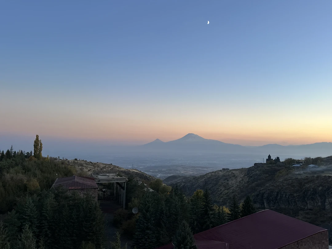 Мы были впечатлены местом, возможностью сюда попасть. Узнать историю людей, которые когда-то это создали. Благодарим Нарека