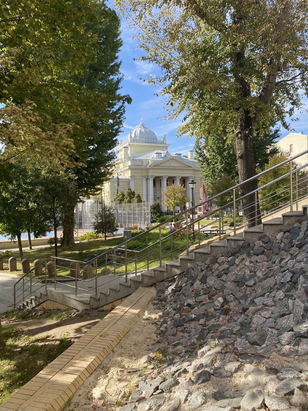 Являюсь москвичкой. Люблю гулять по Москве с экскурсиями и самостоятельно. Думала, что район Китай-Города знаю. Оказалось