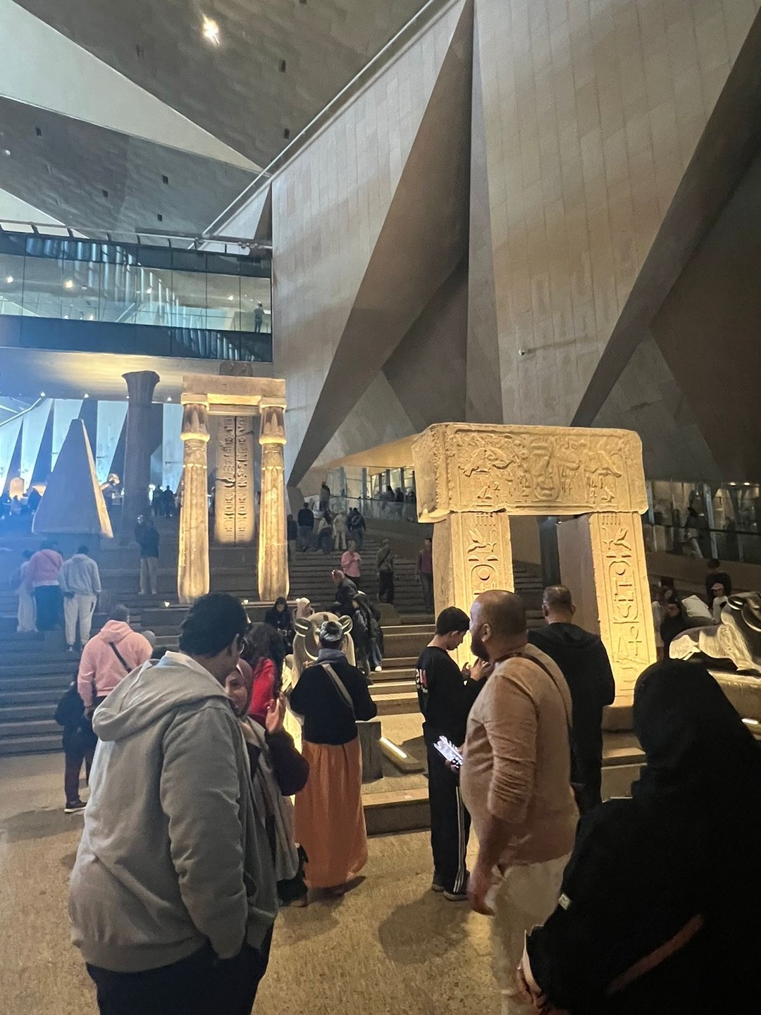 Мы посетили Большой Египетский музей (GEM) и пирамиды Гизы вместе с гидом Махмудом, и экскурсия оставила очень приятное впечатление