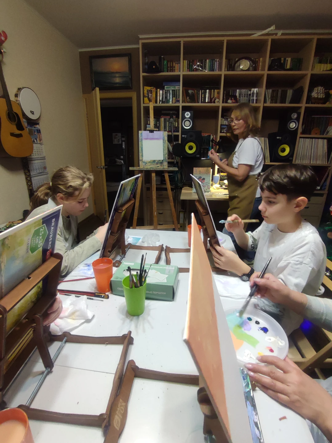 Нам посчастливилось побывать на мастер-классе по живописи у Ирины. И это был не просто мастер -