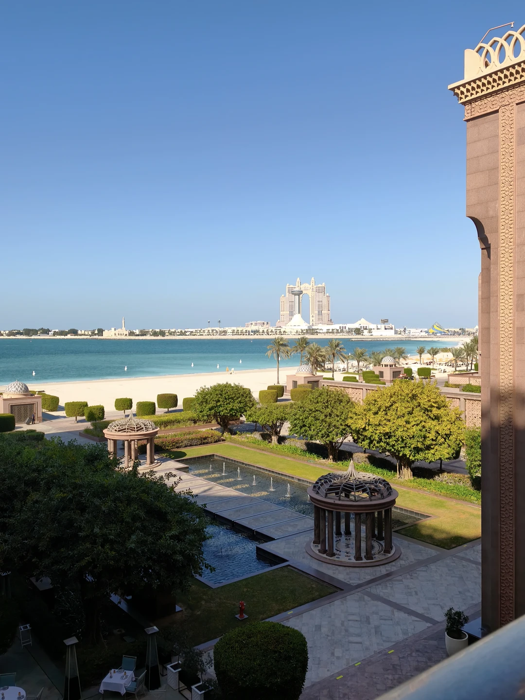 Вчера ездили с Муслимом в Абу-Даби. Всё чётко по плану, очень доброжелательный и приятный молодой человек.