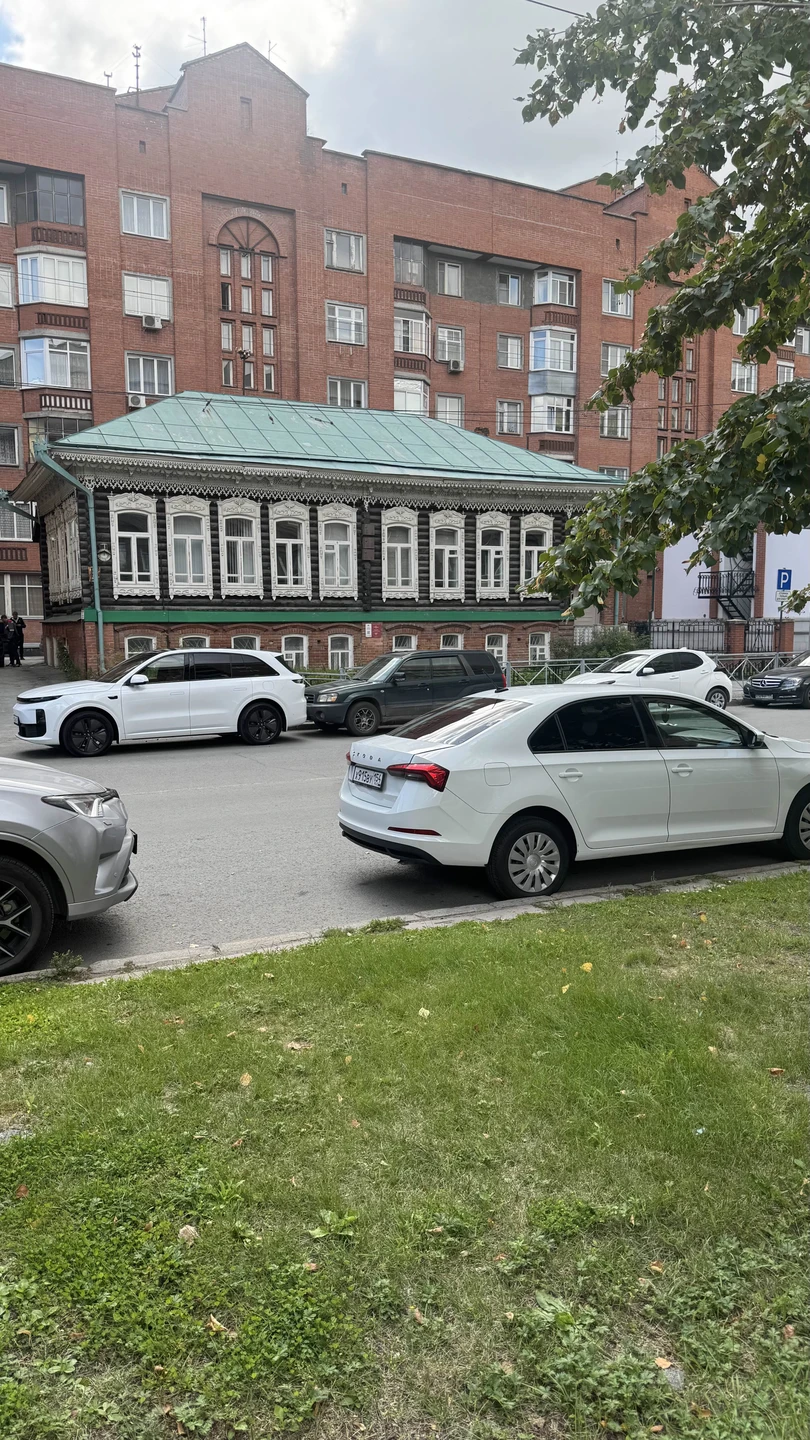 Вполне хорошая обзорная экскурсия. Чистый автомобиль, большой, комфортный. Поездили по городу, немного походили. Самое то, чтобы