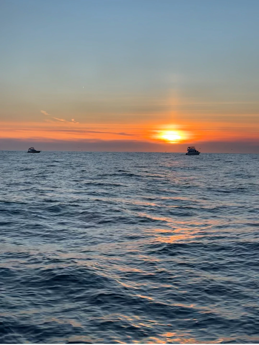 Красивая яхта🥰на ней чисто,уютно,комфортно. Удобна для прогулки в это время года:есть открытые места,например даже на носу