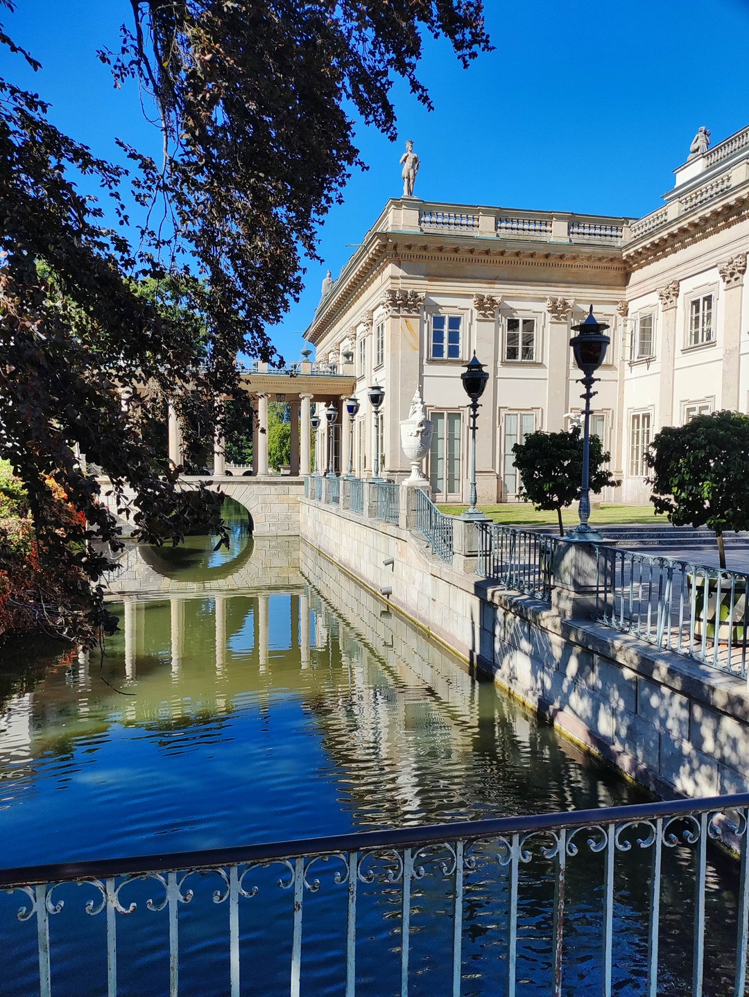 После замечательной и ознакомительной прогулки по- старому городу Варшавы,мы отправились с Яной в путешествие по дворцовой