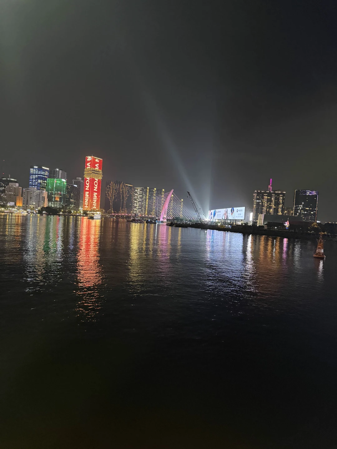 Водная прогулка длилась около 1,5 часов, на борту был предложен отличный шведский стол (от запеченных устриц