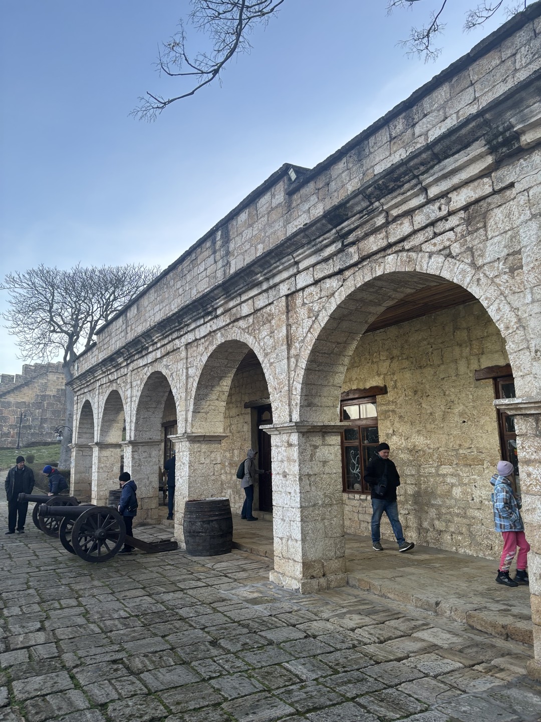 Невероятно крутая и интересная экскурсия, узнали много нового о культуре Дербента, о старинной крепости Нарын-кала, прогулялись