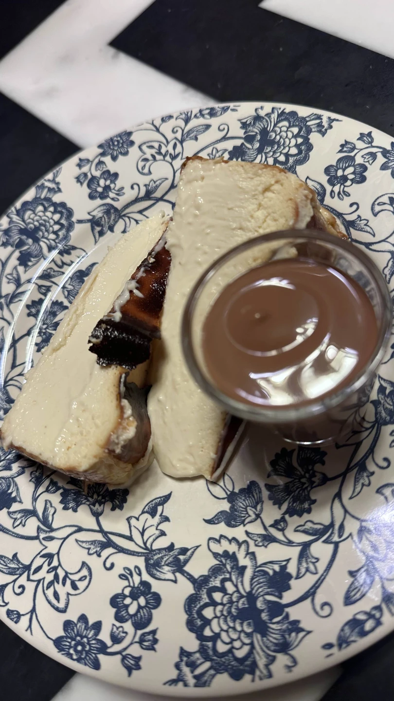 У нас была экскурсия по азиатской части и проводил Омер. Невероятно приятный гид, действительно, как друг