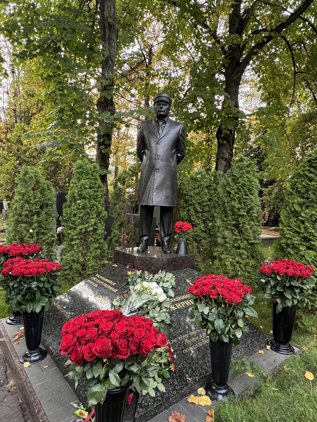 Любовь и трагедии Новодевичьего кладбища (Волик)