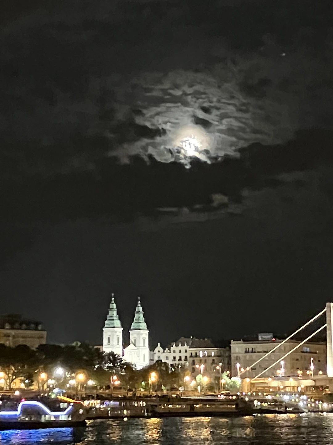 Персонал теплохода приветствовал нас и согласно купленным билетам рассаживал по своим местам. У нас был билет