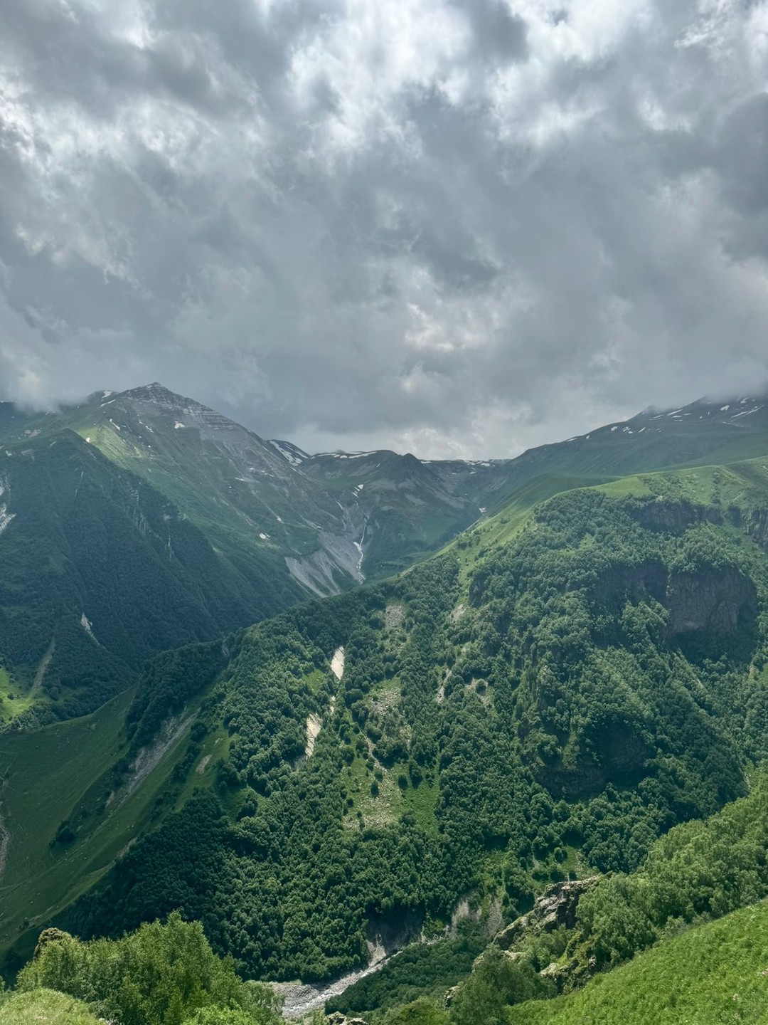 Мы провели замечательный день в туре из Тбилиси на Казбек, который был отлично организован. Маршрут включал