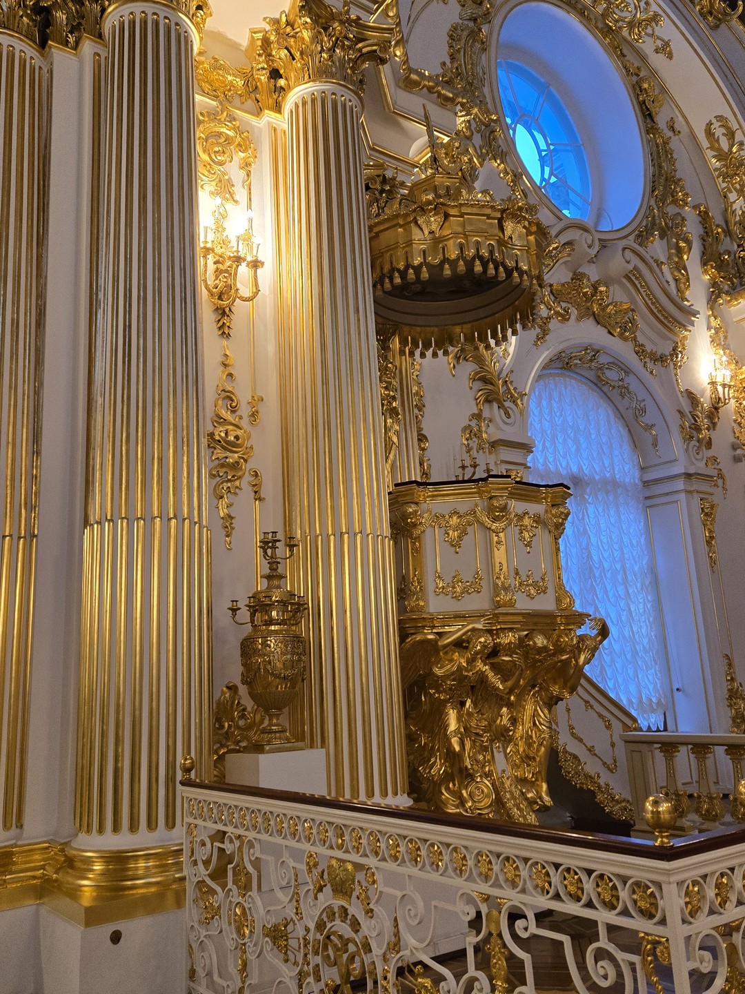 Экскурсовод Татьяна провела интересную экскурсию. Посетили все основные локаии, отвечала на возникающие вопросы. Узнали много интересных