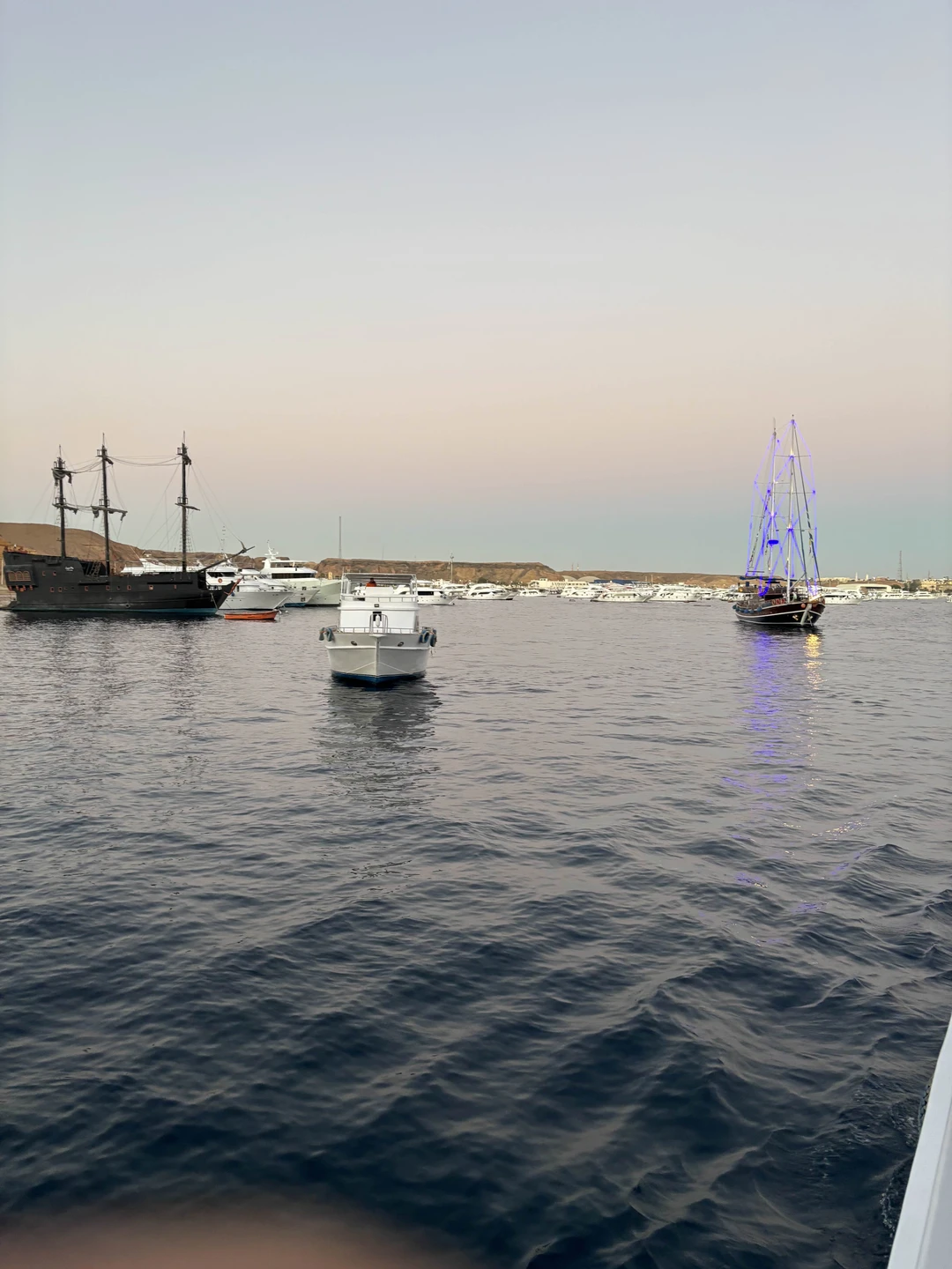 Экскурсия понравилась, погружение ориентировано на фотографа, позировать и потом за хорошую сумму купить это. Яхта хорошая