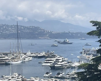 Размещение на вилле, прогулка к морю, ужин-знакомство