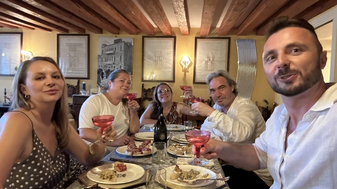 Мы отмечали годовщину свадьбы и хотелось не просто в ресторан сходить, а провести запоминающийся вечер!