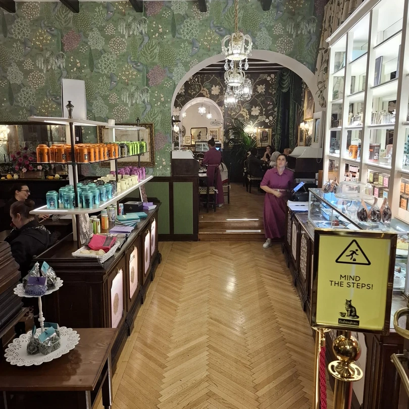 Нашим гидом был молодой музыкант Себастьян. Он отличный рассказчик, со своим особенным взглядом на исторические события